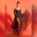 Sunny Leone Instagram – Love this look!

Outfit by @cedaarandpine
Jewellery by @shivamgolddiamonds
Styled by @hitendrakapopara
Fashion Team @tanyakalraaa
@sarinabudathoki
H&M @scottf_beauty & his assistant “B”
@starstruckbysl 
Shot by @navneet_photography 
#fashion #filmfare #design #redcarpet #sunnyleone #starstruck