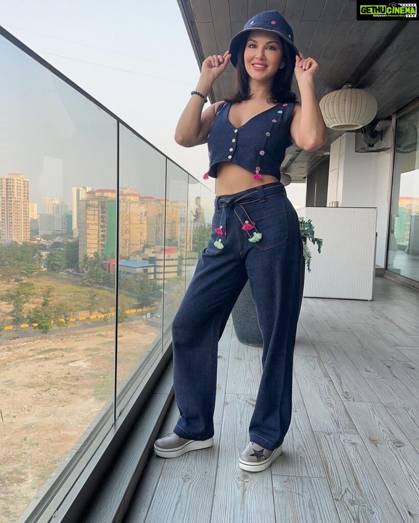 Sunny Leone Instagram - Loved this! Outfit by @label.sugar Styled by @hitendrakapopara Fashion Team @tanyakalraaa @sarinabudathok Make up by @starstruckbysl #mumbai #airportlook #AirportDiaries #party #dj #sunnyleone #starstruckbySL #OOtd #GRWM