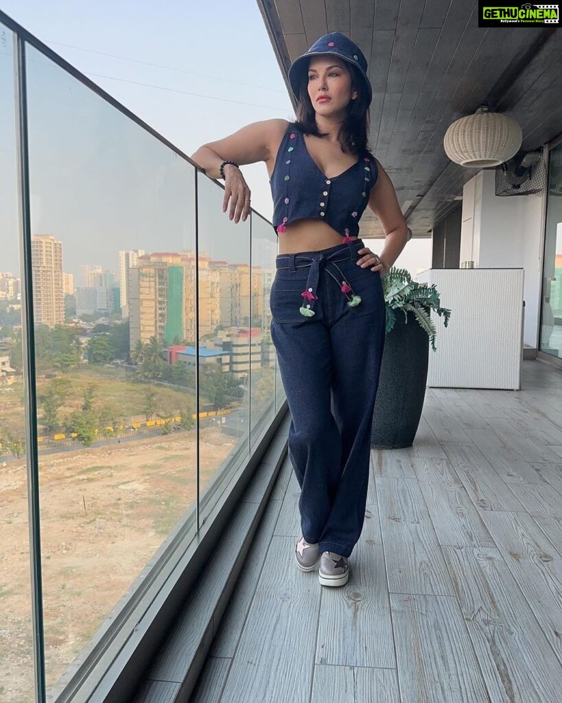 Sunny Leone Instagram - Loved this! Outfit by @label.sugar Styled by @hitendrakapopara Fashion Team @tanyakalraaa @sarinabudathok Make up by @starstruckbysl #mumbai #airportlook #AirportDiaries #party #dj #sunnyleone #starstruckbySL #OOtd #GRWM