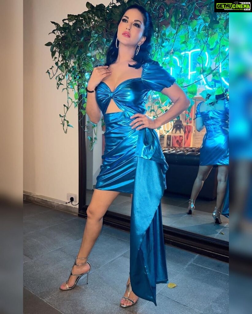 Sunny Leone Instagram - This is #fashion !!!! 💙 #LOVE #dubai #clubs #party #dj #sunnyleone #starstruckbySL . . Outfit by @seduirebymahimamadaan Styled by @hitendrakapopara Fashion Team @tanyakalraaa @sarinabudathok HMU @kin_vanity @jeetihairtstylist Dubai UAE