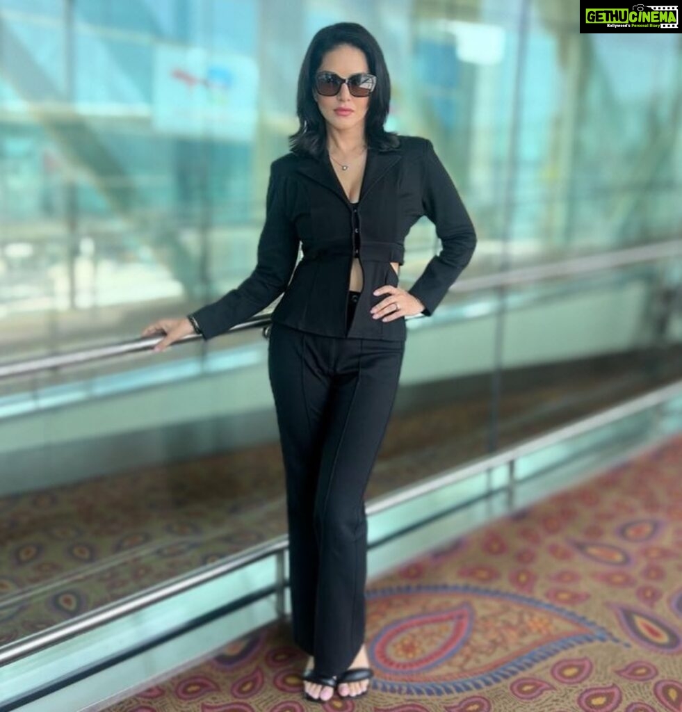 Sunny Leone Instagram - 😎 . . Outfit: @brownsugar.in @aaayeshamehta @purva.pandey__ Styled by @hitendrakapopara Fashion Team @tanyakalraaa @sarinabudathoki . . #SunnyLeone #AirportDiaries