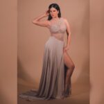 Sunny Leone Instagram - About last nights gorg gown!! Outfit by @Anjumqureshilabel Jewellery by @shivamgolddiamonds Styled by @hitendrakapopara Fashion Team @tanyakalraaa @sarinabudathoki HMU @kin_vanity @jeetihairtstylist Photographer @navneet_photography
