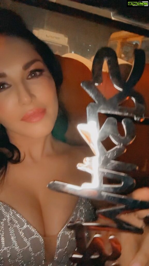 Sunny Leone Instagram - Thank you @ottplayapp entertainer of the decade! So honored!! Love you!
