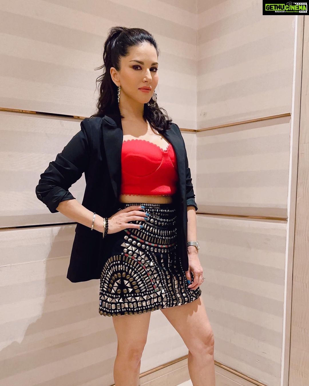 Sunny Leone Instagram - Muah!! Top by @_slaet_ @projectteteatete Skirt by @majesticbyjapnah Accessories by @bellofox Styled by @hitendrakapopara Fashion team @tanyakalraaa @sarinabudathoki HMU @kin_vanity @jeetihairtstylist