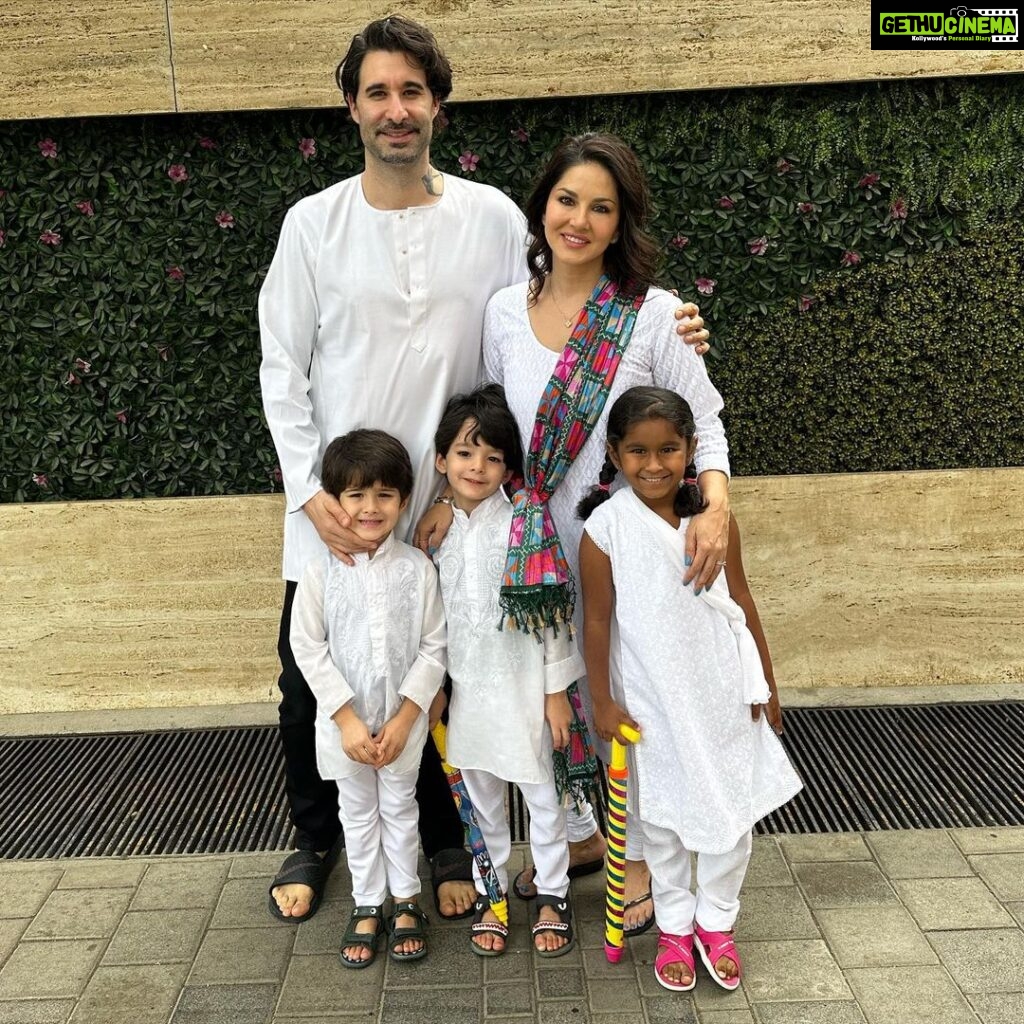 Sunny Leone Instagram - Holi part 1! So much fun!! @dirrty99 @doll_0229 @rashimaniar @sunnyrajani Akbar and Atlantis family!