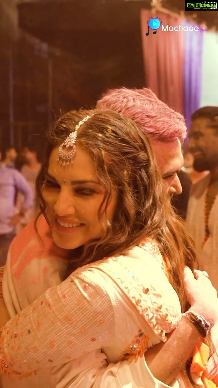 Sunny Leone Instagram - POV: A riot of colors and fun! Holiii Haiii! Have a Happy & Safe Holi everyone. 🎨✨♥️ #happyholi #holi2023 #naachbaby #holicelebrations #holihai #safeholi #festivalofcolours #trending #viral #sunnyleone #hitendrakapopara @machaaomusic @machaaotalent @remodsouza @punitjpathakofficial Machaao Music