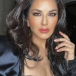 Sunny Leone Instagram - Thank you Houston!! What a great crazy night! Thank you @ricardoferrise2 for this glam! Can’t get this anywhere else but you baby!! @i.bharatgoradia @starstruckbysl baby doll lips!