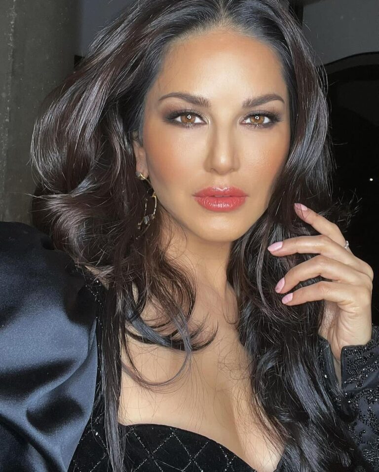 Sunny Leone Instagram - Thank you Houston!! What a great crazy night! Thank you @ricardoferrise2 for this glam! Can’t get this anywhere else but you baby!! @i.bharatgoradia @starstruckbysl baby doll lips!