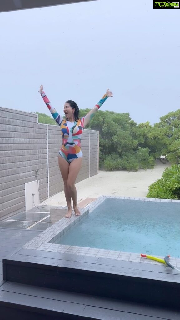 Sunny Leone Instagram - Started raining but that doesn’t mean the fun stopped! @brenniakottefaru #brenniakottefaru Outfit @flirtatious_india Styled by @hitendrakapopara Fashion Team @tanyakalraaa @sarinabudathoki . . . #SunnyLeone #swimwear #beach #maldives #StarStruckbySL #bikini Kottefaru Maldives