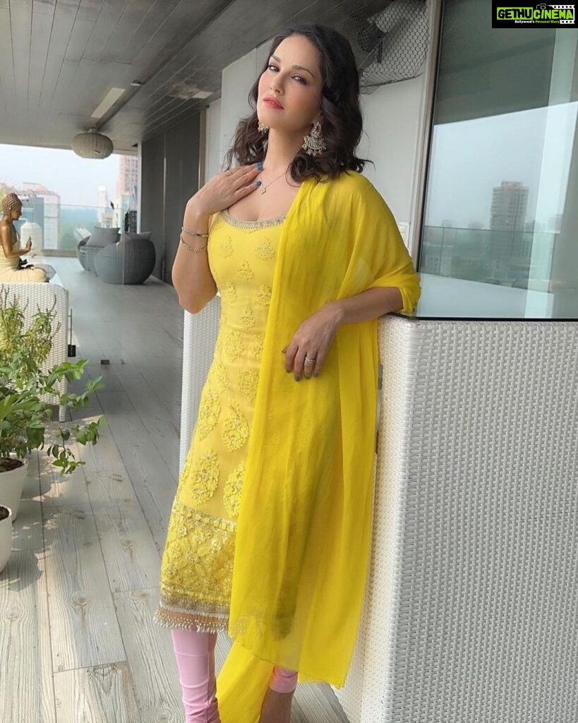 Sunny Leone Instagram - Thank you Hitesh and Bhakti for this custom Holi salwaar kameez! Outfit by @bhaktiandhitendra @bhakti_designer Styled by @hitendrakapopara Fashion Team @tanyakalraaa @sarinabudathoki