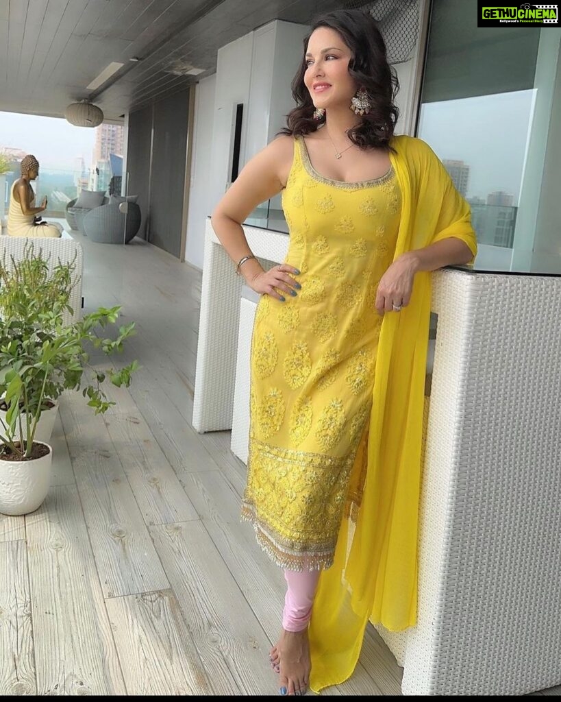 Sunny Leone Instagram - Thank you Hitesh and Bhakti for this custom Holi salwaar kameez! Outfit by @bhaktiandhitendra @bhakti_designer Styled by @hitendrakapopara Fashion Team @tanyakalraaa @sarinabudathoki