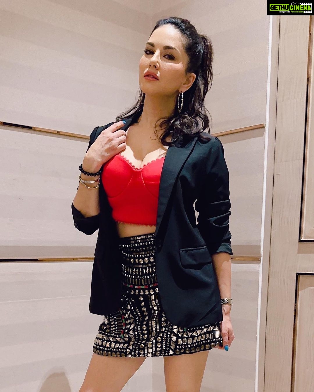 Sunny Leone Instagram - Muah!! Top by @_slaet_ @projectteteatete Skirt by @majesticbyjapnah Accessories by @bellofox Styled by @hitendrakapopara Fashion team @tanyakalraaa @sarinabudathoki HMU @kin_vanity @jeetihairtstylist