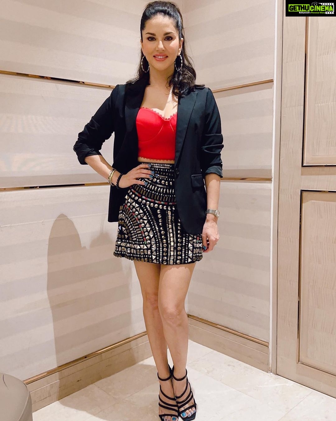 Sunny Leone Instagram - Muah!! Top by @_slaet_ @projectteteatete Skirt by @majesticbyjapnah Accessories by @bellofox Styled by @hitendrakapopara Fashion team @tanyakalraaa @sarinabudathoki HMU @kin_vanity @jeetihairtstylist