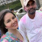 Sunny Leone Instagram - Holi part 1! So much fun!! @dirrty99 @doll_0229 @rashimaniar @sunnyrajani Akbar and Atlantis family!
