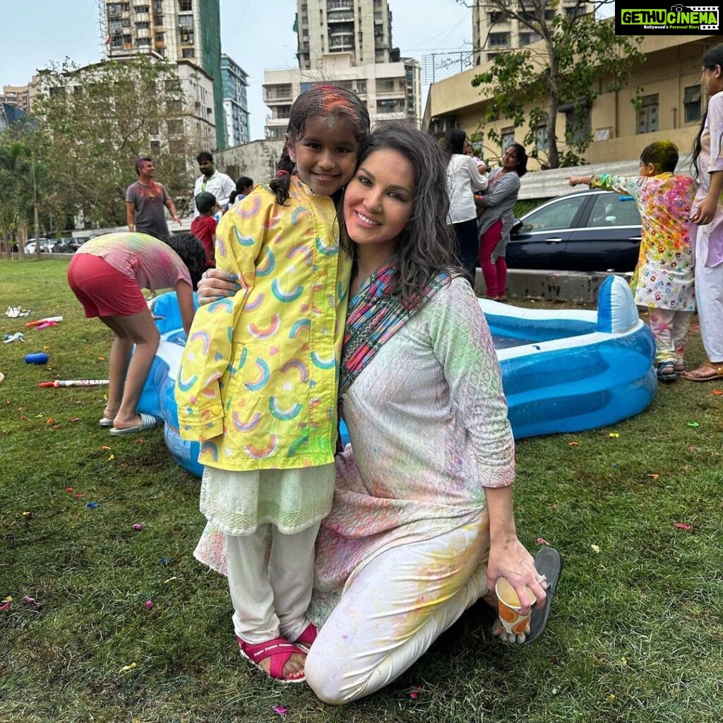 Sunny Leone Instagram - Holi part 1! So much fun!! @dirrty99 @doll_0229 @rashimaniar @sunnyrajani Akbar and Atlantis family!