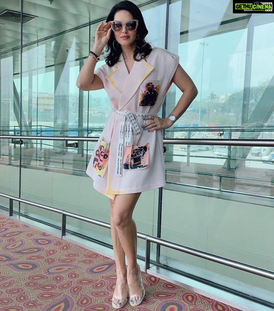 Sunny Leone Instagram - Love this dress!! Outfit by @ankurjpret Styled by @hitendrakapopara Fashion Team @tanyakalraaa @sarinabudathoki Hair and make up by me & @starstruckbysl
