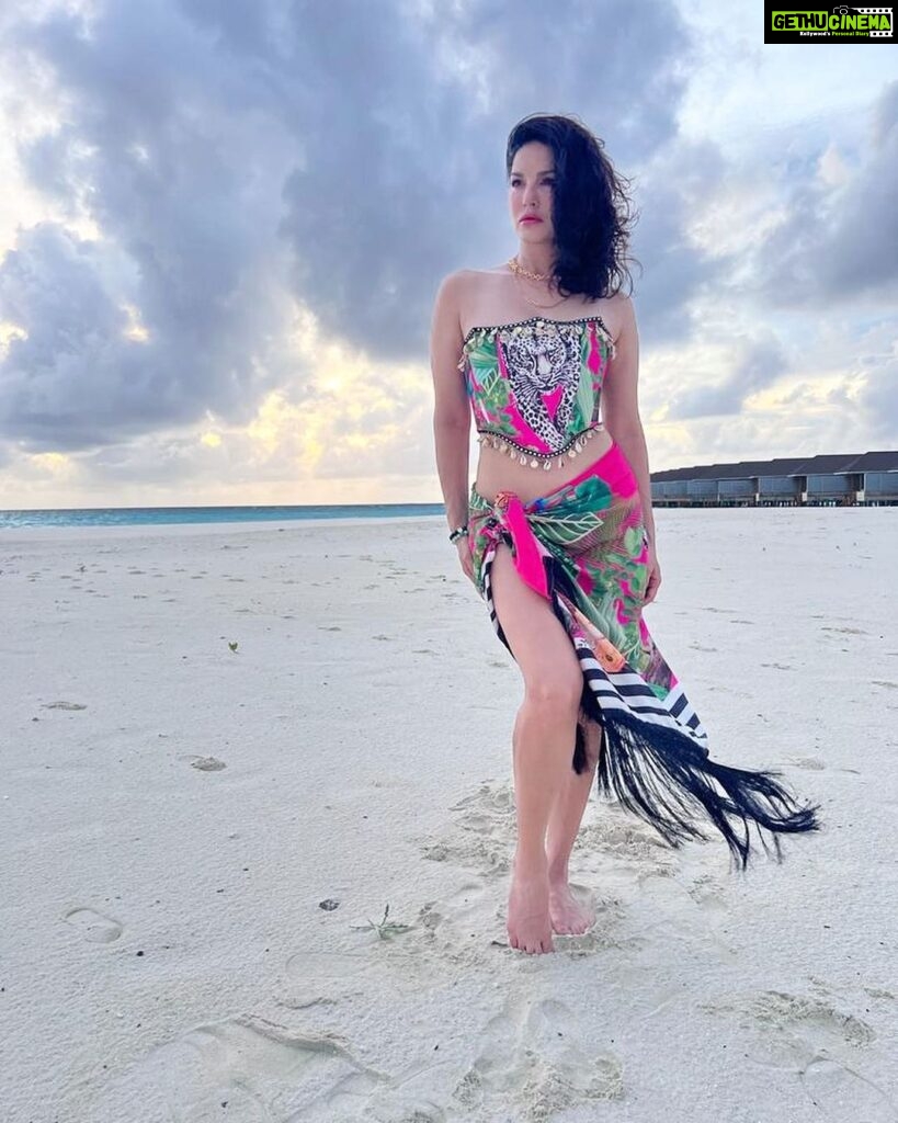 Sunny Leone Instagram - Beautiful sunset!! @brenniakottefaru #brenniakottefaru Outfit by @labeld Styled by @hitendrakapopara Fashion Team @tanyakalraaa @sarinabudathoki Brennia Kottefaru