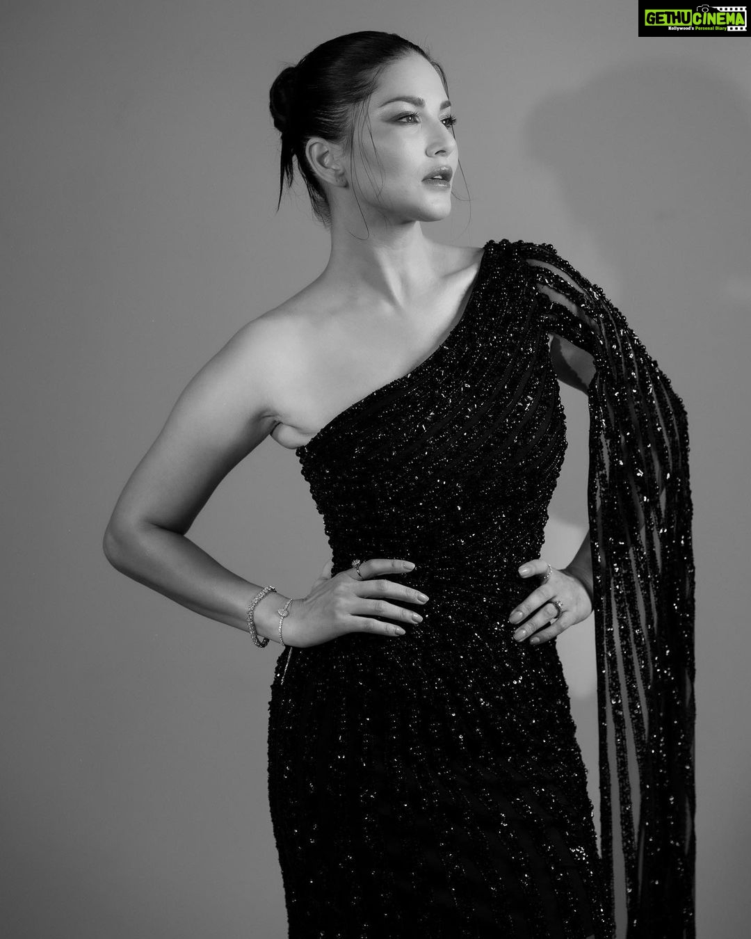 Sunny Leone Instagram - About last night and my sexy date! @dirrty99 Outfit by @elibittonofficial Clutch by @oceana_clutches Styled by @hitendrakapopara Fashion Team @tanyakalraaa @sarinabudathoki Hmu @jeetihairtstylist @kin_vanity Photography by @navneet_photography @dream_knot