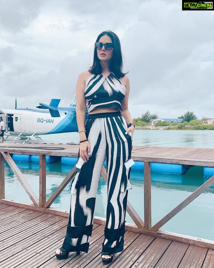 Sunny Leone Instagram - Cute travel outfit! Outfit by @themissyco Styled by @hitendrakapopara Fashion Team @tanyakalraaa @sarinabudathoki @brenniakottefaru . . #SunnyLeone #maldives #familytime Kottefaru Maldives