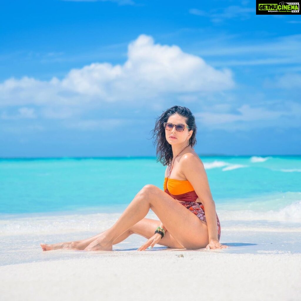 Sunny Leone Instagram - 🏖️ . .life is what you make it !!!😍 . #SunnyLeone #beach #bikini #maldives #vacay Brennia Kottefaru