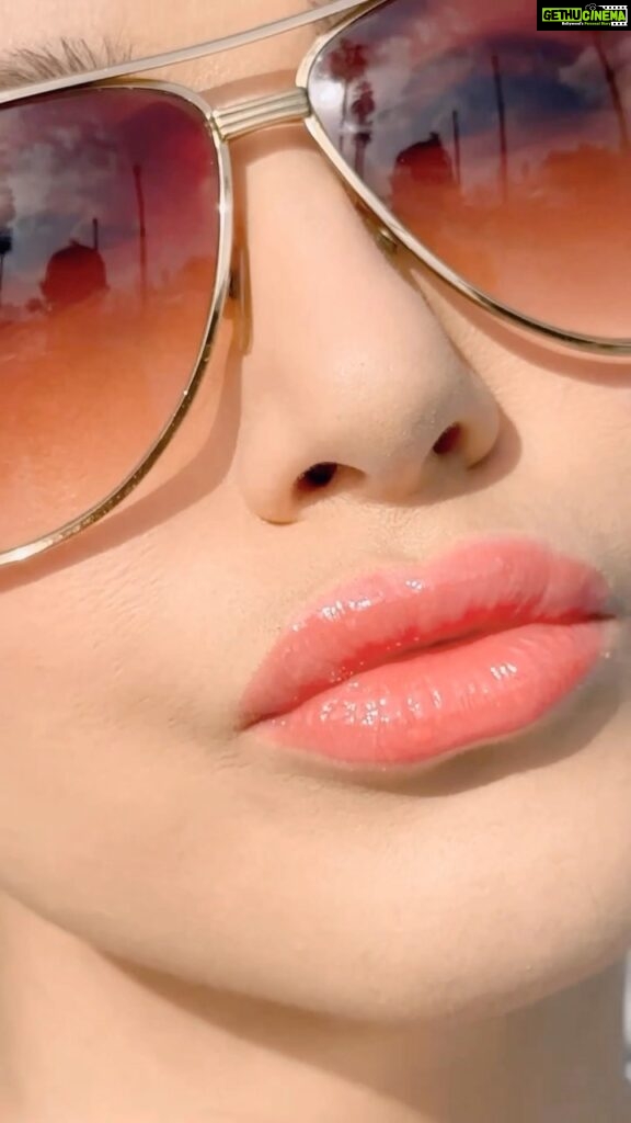 Sunny Leone Instagram - Coral Kiss new lip tint!! Love love @starstruckbysl