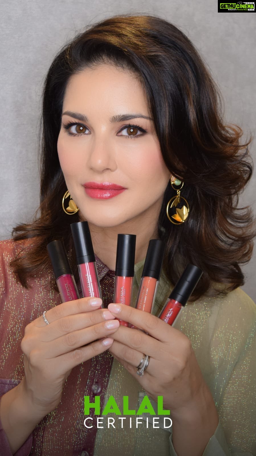 Sunny Leone Instagram - Say hello to our @starstruckbysl LIP TINTS! They are the perfect addition to your daily make-up routine. Infused with HYALURONIC ACID that help moisturize, plump & hydrate your lips. ๐ HALAL CERTIFIED โ
๏ธ Gives a Smooth, Lustrous Finish ๐ชถ Light-weight, Sheer & Non-Sticky Formulation SHOP EXCLUSIVELY - www.starstruckbysl.com . #NewlyLaunched #newarrivals #liptint #Lipstick #Sunnyleone #CosmeticsBySunnyLeone #KnowWhatYouWear #liptints #lipcolor