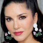 Sunny Leone Instagram - Wo, Look at me! ❤️‍🔥 Make-up: @starstruckbysl Products used: • Hydrating Primer ▪︎ Y111 Liquid Concealer • 01 Fair Compact Powder ▪︎ Pretty in Pink Blush Stick • Kohl Eye Liner Pencil - Black & Brown ▪︎ Berry Lippy Lip Tint