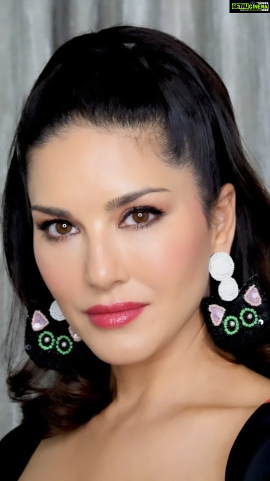 Sunny Leone Instagram - Wo, Look at me! ❤️🔥 Make-up: @starstruckbysl Products used: • Hydrating Primer ▪︎ Y111 Liquid Concealer • 01 Fair Compact Powder ▪︎ Pretty in Pink Blush Stick • Kohl Eye Liner Pencil - Black & Brown ▪︎ Berry Lippy Lip Tint