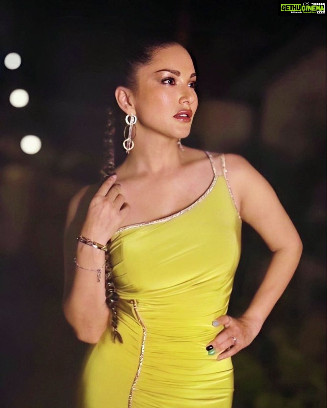 Sunny Leone Instagram - 😍 . . Makeup: @starstruckbysl Outfit by @meraki_couture1 Earrings by @bellofox Styled by @hitendrakapopara Fashion Team @tanyakalraaa @sarinabudathoki HMU @jeetihairtstylist @kin_vanity . . @mtvsplitsvilla @mtvindia #MTVSplitsvillaX4 #MTVSplitsvilla #Splitsvilla