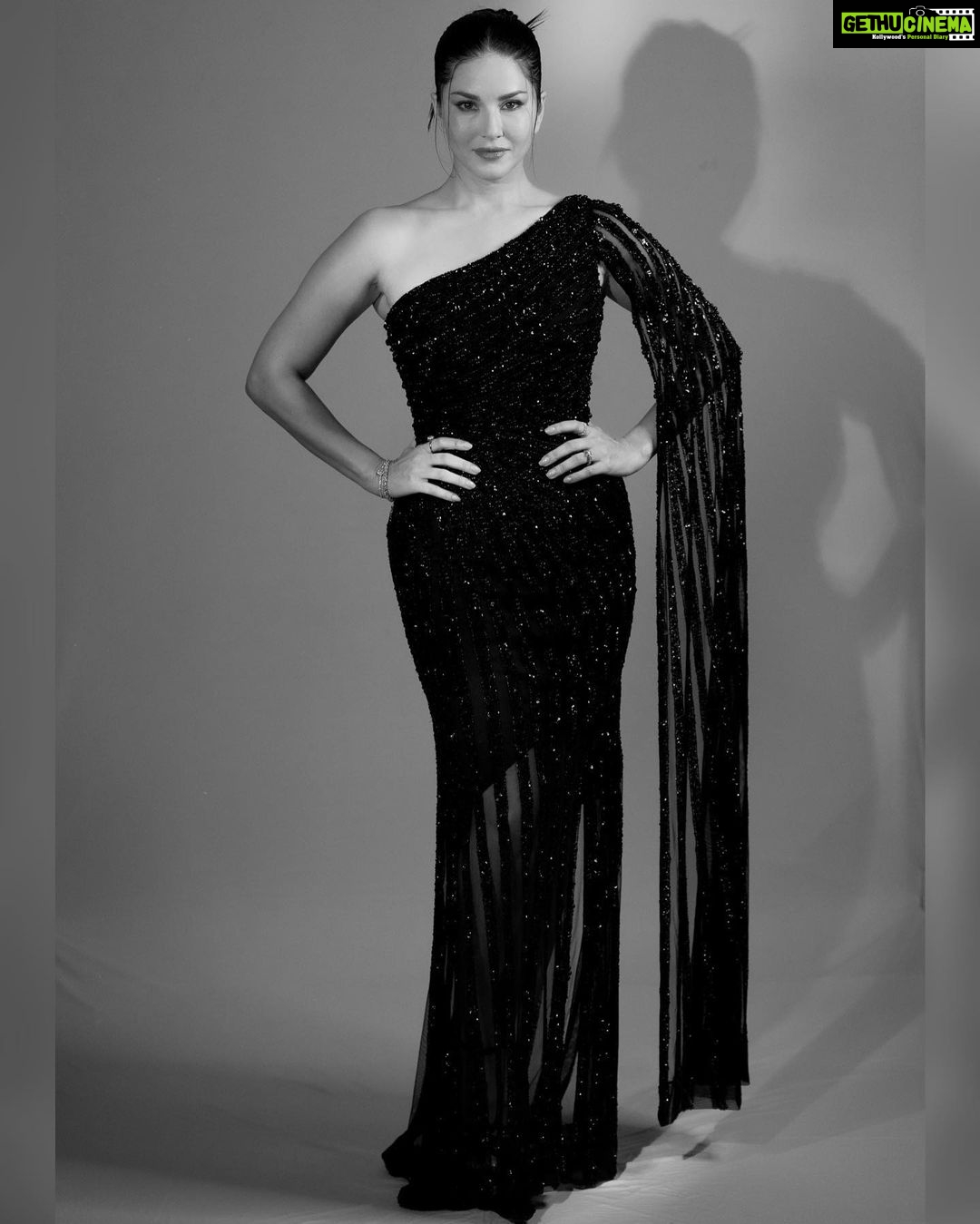 Sunny Leone Instagram - About last night and my sexy date! @dirrty99 Outfit by @elibittonofficial Clutch by @oceana_clutches Styled by @hitendrakapopara Fashion Team @tanyakalraaa @sarinabudathoki Hmu @jeetihairtstylist @kin_vanity Photography by @navneet_photography @dream_knot