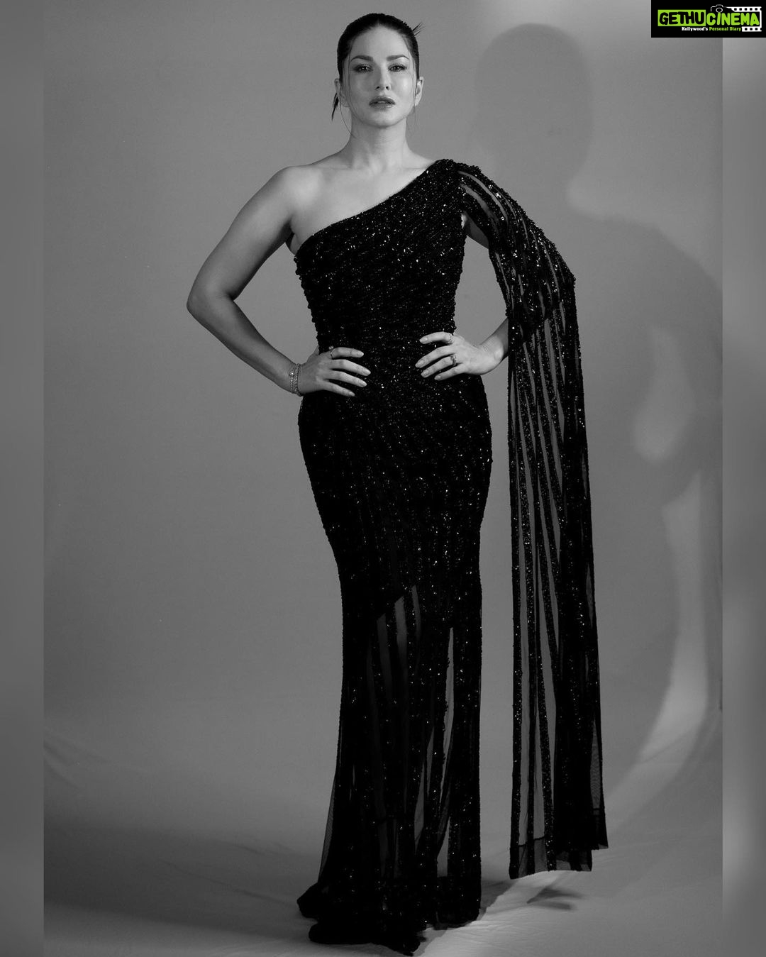 Sunny Leone Instagram - About last night and my sexy date! @dirrty99 Outfit by @elibittonofficial Clutch by @oceana_clutches Styled by @hitendrakapopara Fashion Team @tanyakalraaa @sarinabudathoki Hmu @jeetihairtstylist @kin_vanity Photography by @navneet_photography @dream_knot