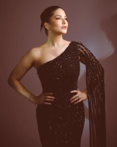 Sunny Leone Instagram - About last night and my sexy date! @dirrty99 Outfit by @elibittonofficial Clutch by @oceana_clutches Styled by @hitendrakapopara Fashion Team @tanyakalraaa @sarinabudathoki Hmu @jeetihairtstylist @kin_vanity Photography by @navneet_photography @dream_knot