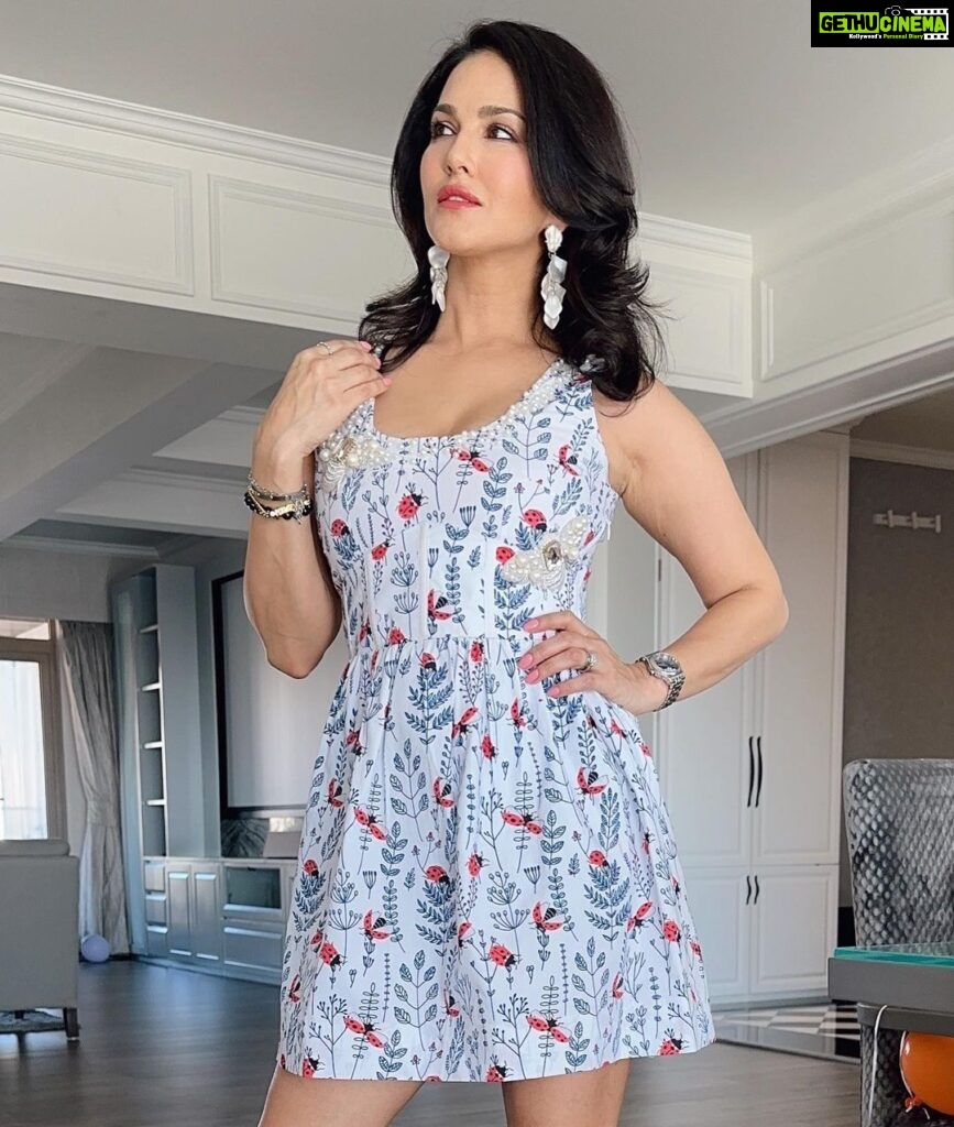 Sunny Leone Instagram - Loved this dress! Outfit by @parul_j_maurya Styled by @hitendrakapopara Fashion Team @tanyakalraaa @sarinabudathoki Hair and make up by me and @starstruckbysl