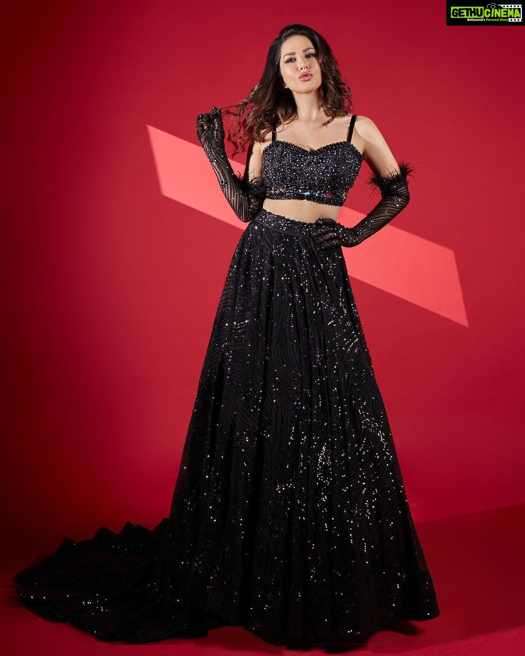 Sunny Leone Instagram - ❤️🖤 . . . Presenting @fablookmagazine anniversary issue. Makeup @starstuckbysl Outfit from @kastaan_ Founder @ankkit.chadha2222 @milliarora7777 Styled by @milliarora7777 @hitendrakapopara Fashion team @tanyakalraaa @sarinabudathoki Mua @kin_vanity Hair @jeetihairstylist Shot by @tanvivoraphotography Produced by @akshat_gutgutia