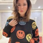Sunny Leone Instagram – Good morning!! 

Outfit by @materialgbyprishakritika 
Styled by @hitendrakapopara
Fashion Team @tanyakalraaa
@sarinabudathoki