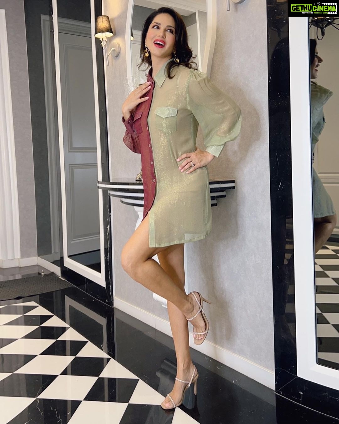 Sunny Leone Instagram - Love you all! Outfit by @shaberryofficial @auorstudio Accessories by @rubans.in @oakpinionpr Styled by @hitendrakapopara Fashion Team @tanyakalraaa @sarinabudathoki Hair and make-up by me @starstruckbysl