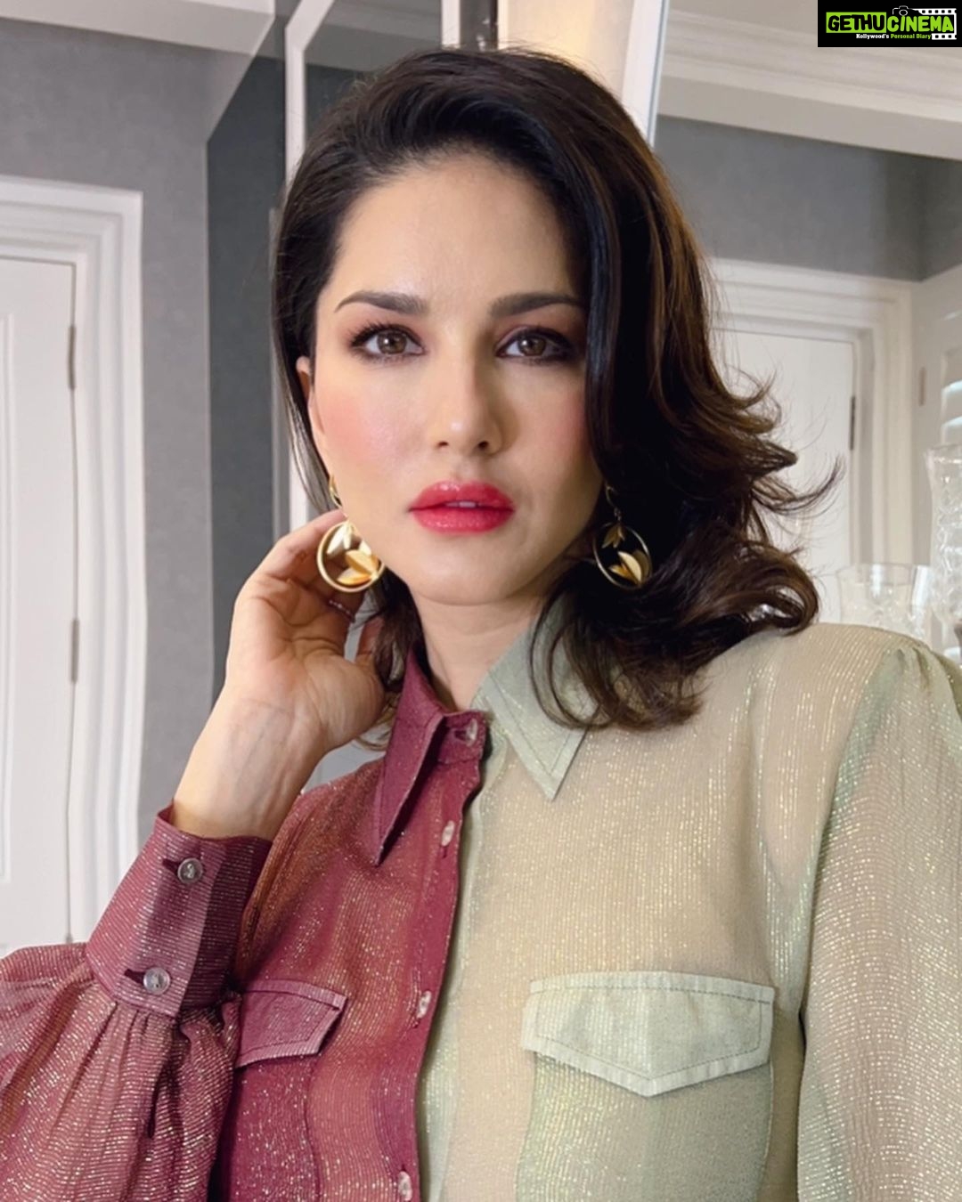Sunny Leone Instagram - Love you all! Outfit by @shaberryofficial @auorstudio Accessories by @rubans.in @oakpinionpr Styled by @hitendrakapopara Fashion Team @tanyakalraaa @sarinabudathoki Hair and make-up by me @starstruckbysl