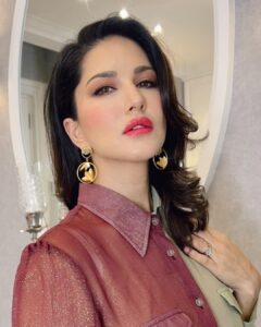 Sunny Leone Instagram - Love you all! Outfit by @shaberryofficial @auorstudio Accessories by @rubans.in @oakpinionpr Styled by @hitendrakapopara Fashion Team @tanyakalraaa @sarinabudathoki Hair and make-up by me @starstruckbysl