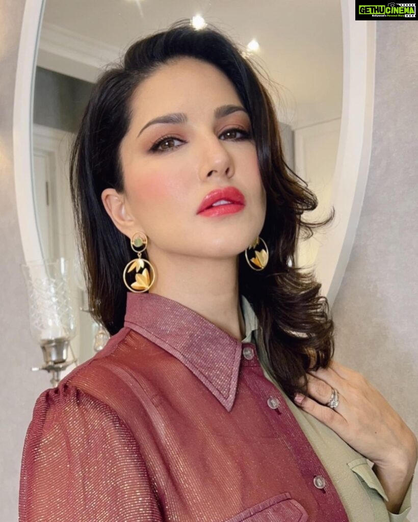 Sunny Leone Instagram - Love you all! Outfit by @shaberryofficial @auorstudio Accessories by @rubans.in @oakpinionpr Styled by @hitendrakapopara Fashion Team @tanyakalraaa @sarinabudathoki Hair and make-up by me @starstruckbysl