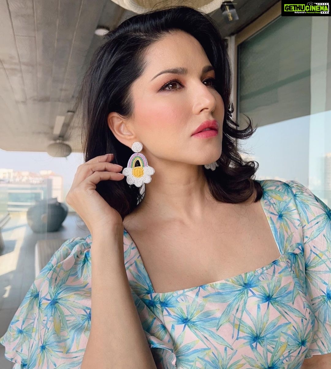 Sunny Leone Instagram - Spring is around the corner!! Outfit by @dziinebydeepa @viralmantra Accessories by @dhaarniofficial Styled by @hitendrakapopara Fashion Team @tanyakalraaa @sarinabudathoki Hair and make-up by me :) @starstruckbysl