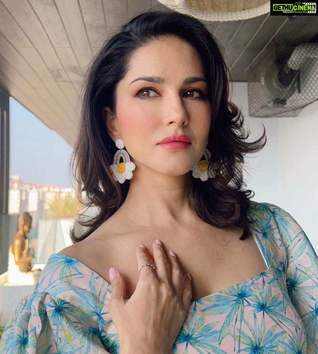 Sunny Leone Instagram - Spring is around the corner!! Outfit by @dziinebydeepa @viralmantra Accessories by @dhaarniofficial Styled by @hitendrakapopara Fashion Team @tanyakalraaa @sarinabudathoki Hair and make-up by me :) @starstruckbysl
