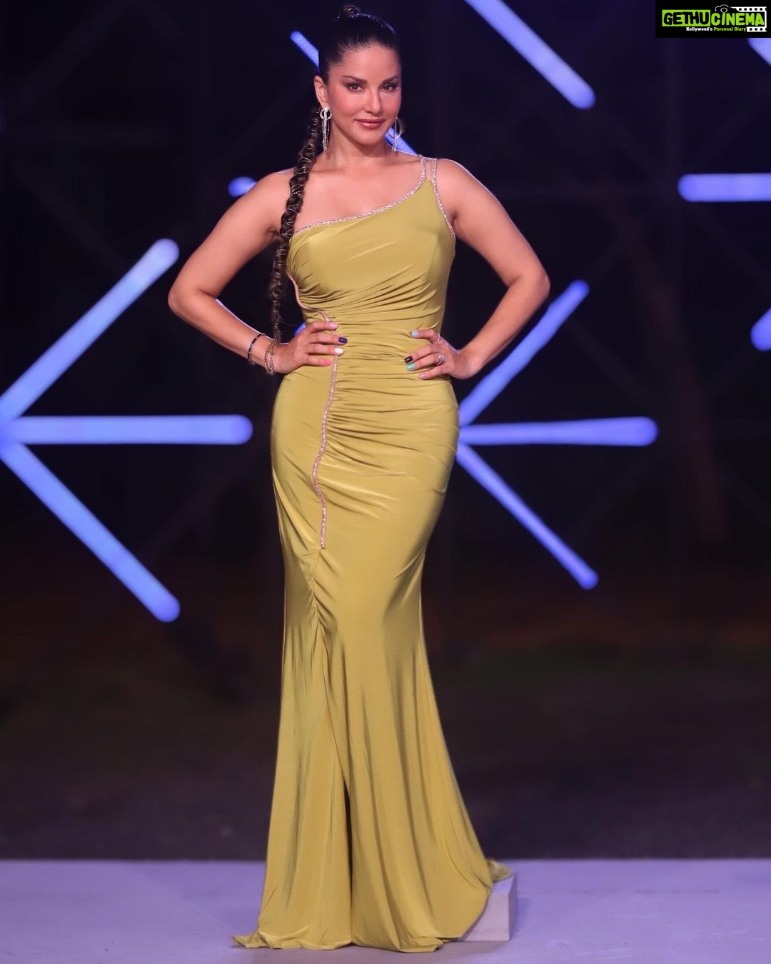 Sunny Leone Instagram - 😍 . . Makeup: @starstruckbysl Outfit by @meraki_couture1 Earrings by @bellofox Styled by @hitendrakapopara Fashion Team @tanyakalraaa @sarinabudathoki HMU @jeetihairtstylist @kin_vanity . . @mtvsplitsvilla @mtvindia #MTVSplitsvillaX4 #MTVSplitsvilla #Splitsvilla