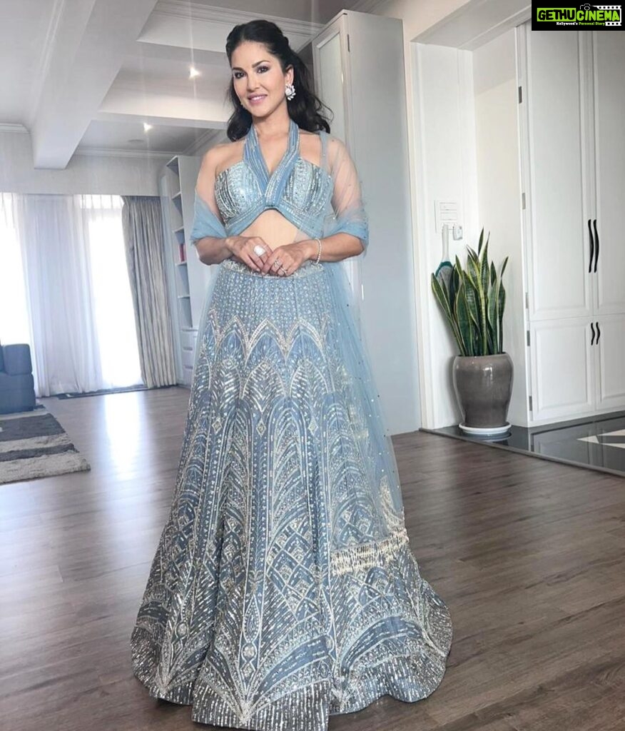 Sunny Leone Instagram - Wedding time! Outfit by @chameeandpalak @viralmantra Jewellery by @rubans.in @oakpinionpr Clutch by @oceana_clutches Styled by @hitendrakapopara Fashion Team @tanyakalraaa @sarinabudathoki Hair and makeup by me @starstruckbysl