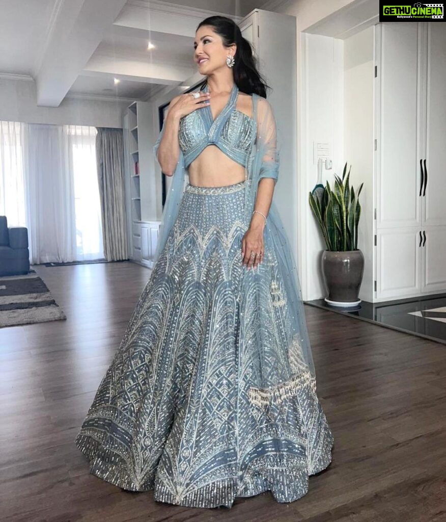 Sunny Leone Instagram - Wedding time! Outfit by @chameeandpalak @viralmantra Jewellery by @rubans.in @oakpinionpr Clutch by @oceana_clutches Styled by @hitendrakapopara Fashion Team @tanyakalraaa @sarinabudathoki Hair and makeup by me @starstruckbysl