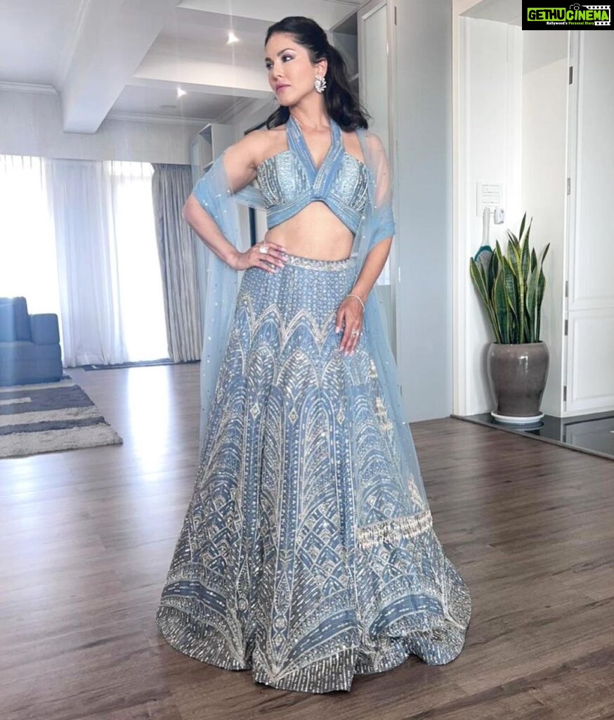 Sunny Leone Instagram - Wedding time! Outfit by @chameeandpalak @viralmantra Jewellery by @rubans.in @oakpinionpr Clutch by @oceana_clutches Styled by @hitendrakapopara Fashion Team @tanyakalraaa @sarinabudathoki Hair and makeup by me @starstruckbysl