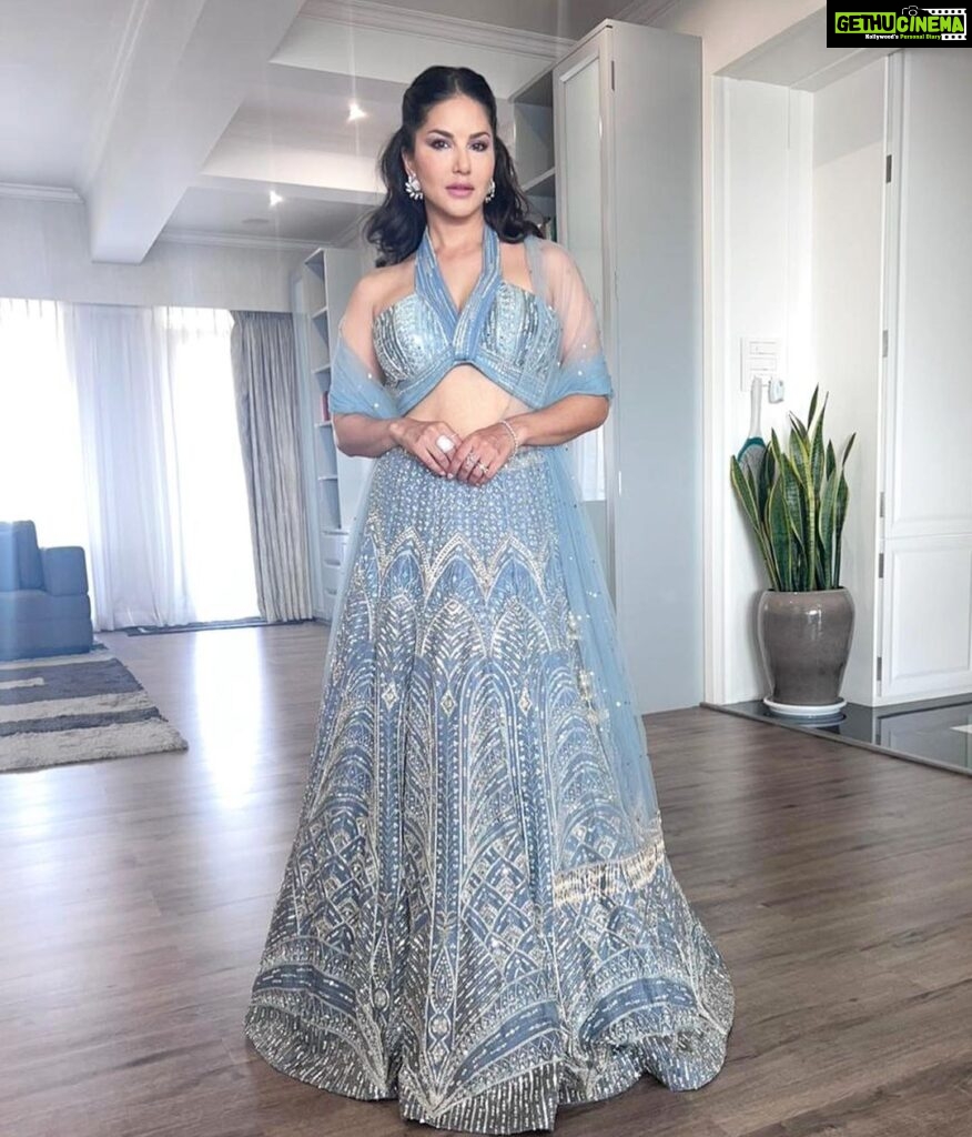 Sunny Leone Instagram - Wedding time! Outfit by @chameeandpalak @viralmantra Jewellery by @rubans.in @oakpinionpr Clutch by @oceana_clutches Styled by @hitendrakapopara Fashion Team @tanyakalraaa @sarinabudathoki Hair and makeup by me @starstruckbysl