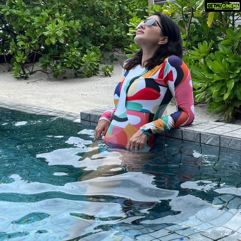 Sunny Leone Instagram - Watching the kids swim! Such a relaxing time here in @brenniakottefaru #brenniakottefaru Outfit @flirtatious_india Styled by @hitendrakapopara Fashion Team @tanyakalraaa @sarinabudathoki . . . #SunnyLeone #swimwear #beach #maldives #StarStruckbySL #bikini Brennia Kottefaru