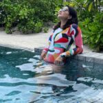 Sunny Leone Instagram – Watching the kids swim! Such a relaxing time here in @brenniakottefaru #brenniakottefaru 

Outfit @flirtatious_india
Styled by @hitendrakapopara
Fashion Team @tanyakalraaa
@sarinabudathoki 
.
.

.
#SunnyLeone #swimwear #beach #maldives #StarStruckbySL #bikini Brennia Kottefaru