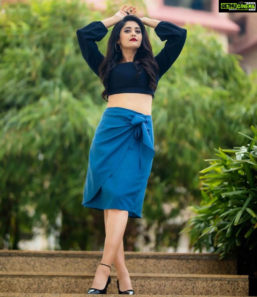 Surabhi Instagram - Raise your hands if you like this picture🖤💙 Styled by @officialanahita Outfit: @notchabovecreations Jewellery: @accessoriesbyanandita Makeup: @glitteraisestudio Hair: @seena_hair143 Captured 📸: @they_call_me_keshu : : : : : : : : : #instagood #surofficial #surbhi #instamoment #blueming #pictureoftheday #instalife