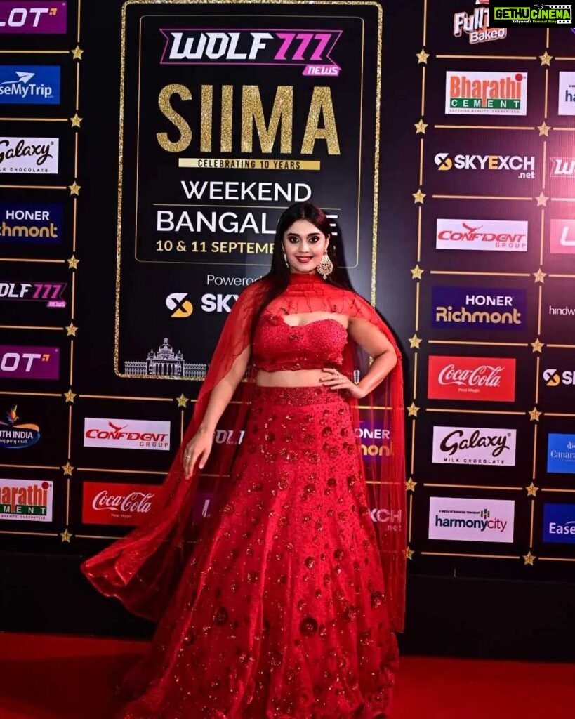 Surabhi Instagram - @surofficial Looks ravishing in red at the #SIIMA2022 Red Carpet!❤ Sponsors: @wolf777newsofficial @confidentgroupofficial @sky_exch_ #NVYTV @bharathicementofficial @marsgalaxyindia @hindwarehomes @parleproducts @easemytrip @canarabankinsta @cocacola_india #Wolf777 #ConfidentGroup #SkyExchnet #NVYTV #BharathiCement #Galaxychocolate #Hindware #Parlefulltossbaked #Easemytrip #Canarabank # #cocacola #SIIMA2022 #10YearsofSIIMA #RedCarpet